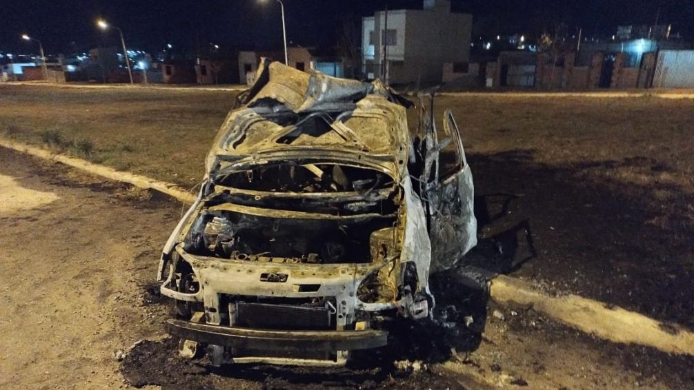 Explotó y se incendió un auto en Azucena y Paseo de los Niños