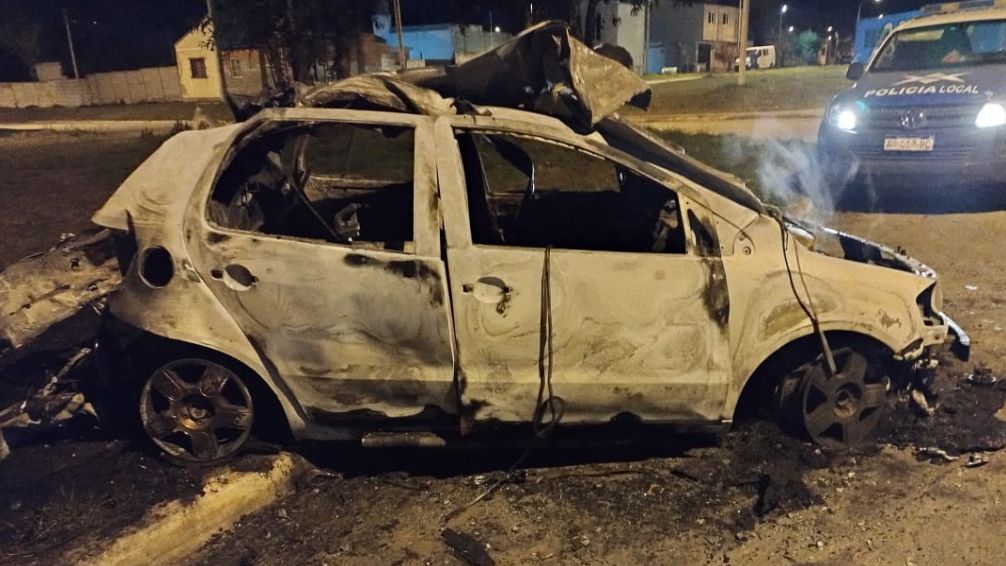 Explotó y se incendió un auto en Azucena y Paseo de los Niños