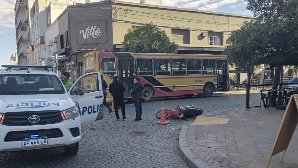 Chocaron un colectivo y una moto en pleno centro