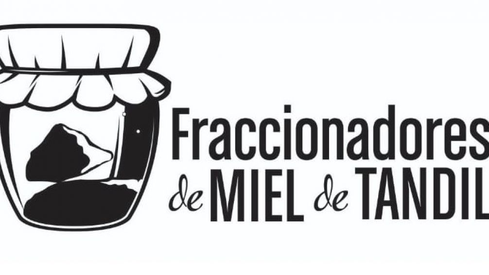 Miembro del Grupo de Fraccionadores de Miel premiado en el concurso provincial de mieles