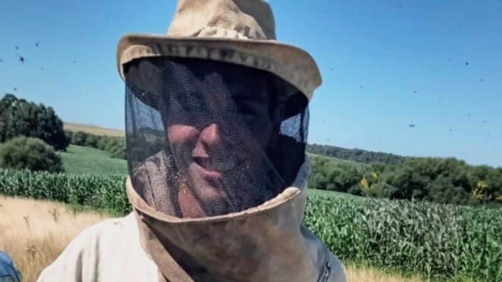Miembro del Grupo de Fraccionadores de Miel premiado en el concurso provincial de mieles