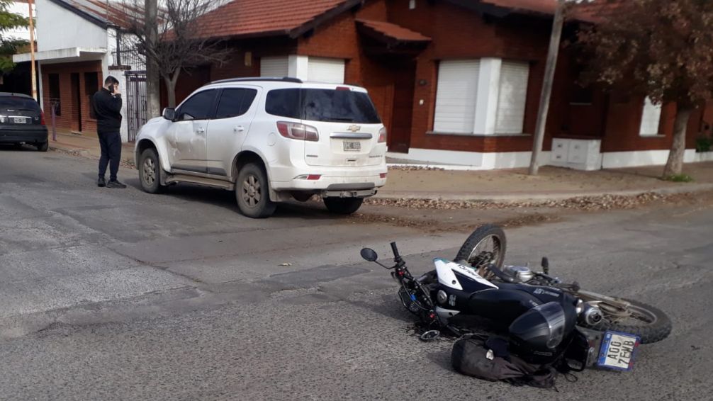 Policía chocó con una camioneta cuando iba a un llamado al 101 y se quebró el dedo meñique