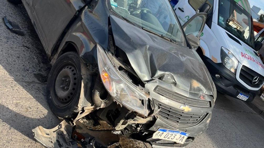 Una mujer manejaba sin carnet ni seguro y terminó chocando