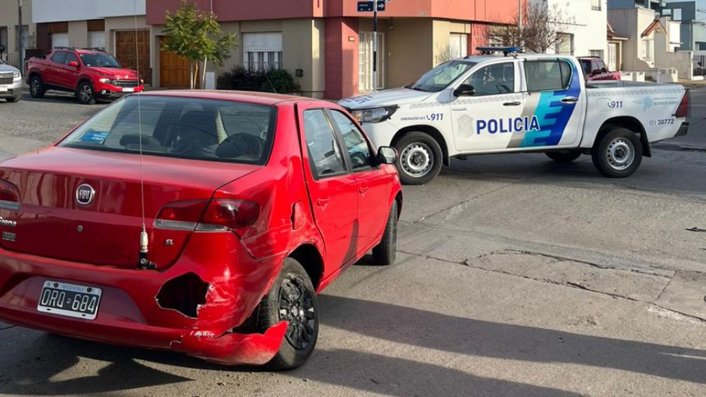 Una mujer manejaba sin carnet ni seguro y terminó chocando