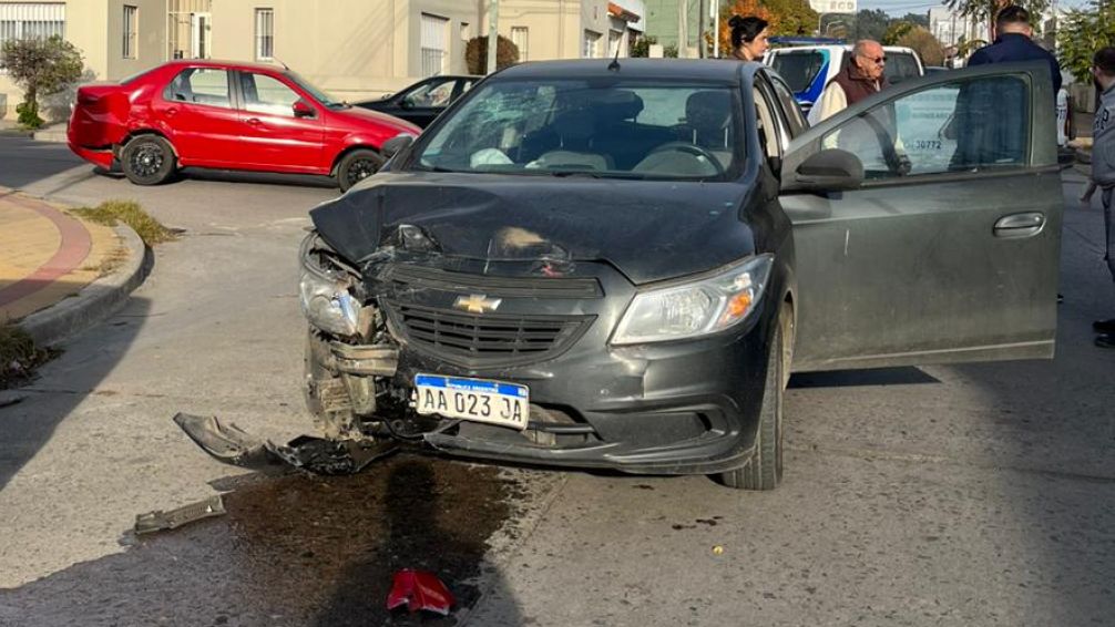 Una mujer manejaba sin carnet ni seguro y terminó chocando