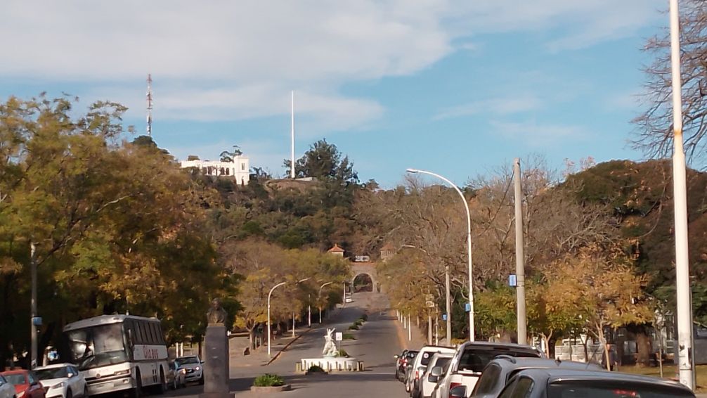 La bandera gigante del Parque Independencia no se pudo izar por robo de cables