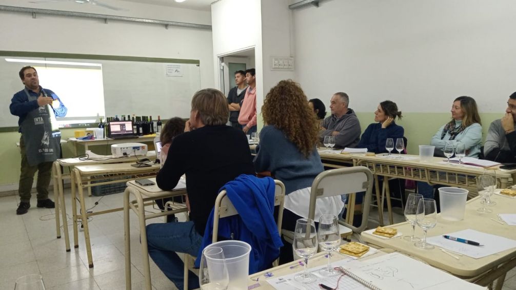 Los "principiantes" culminaron el curso de elaboración de vinos