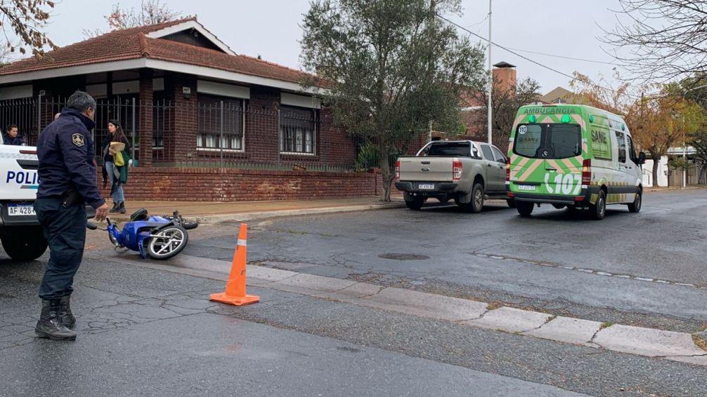 Una mujer resultó con lesiones leves tras el choque de moto y camioneta