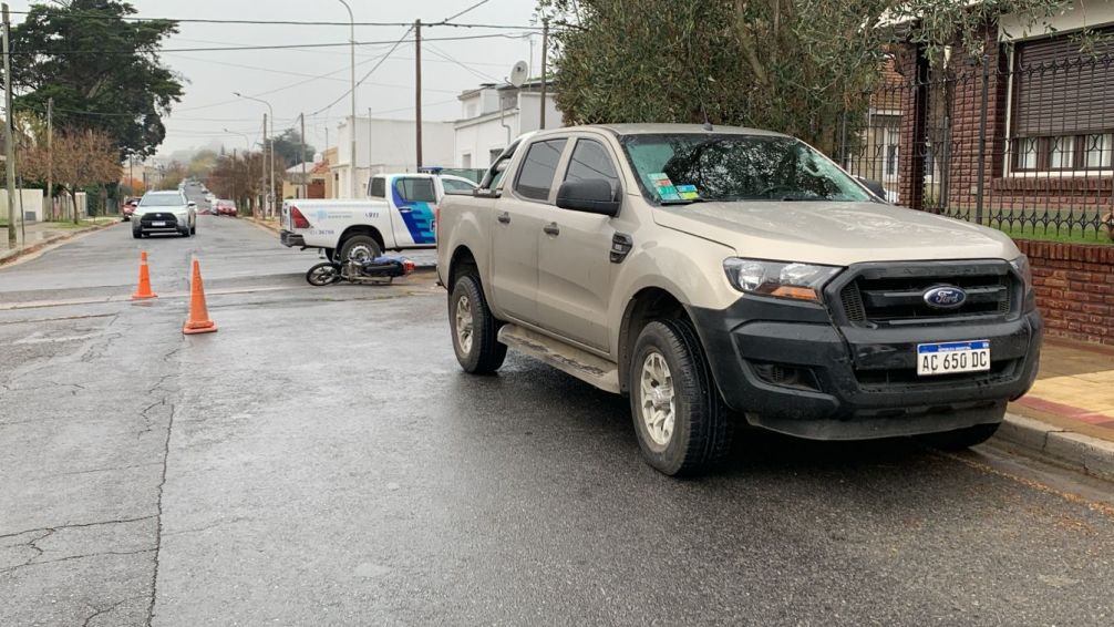 Una mujer resultó con lesiones leves tras el choque de moto y camioneta