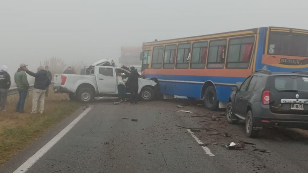 Un micro escolar chocó en la Ruta 226