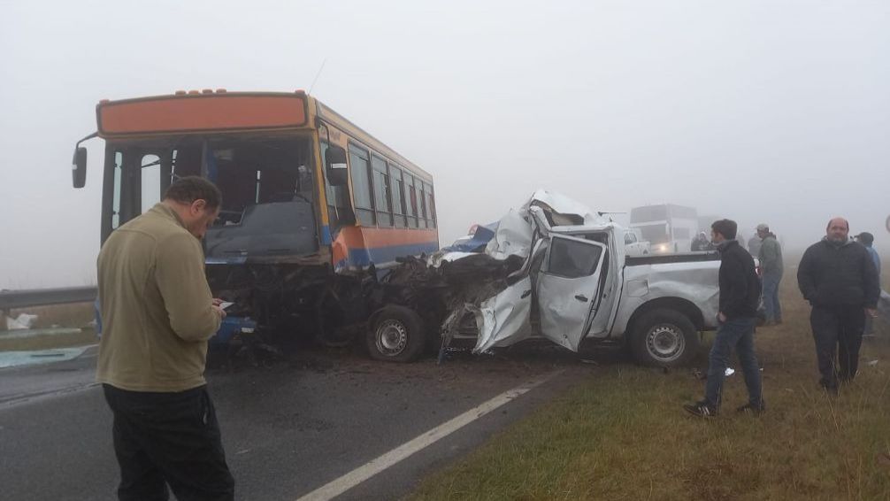 Un micro escolar chocó en la Ruta 226