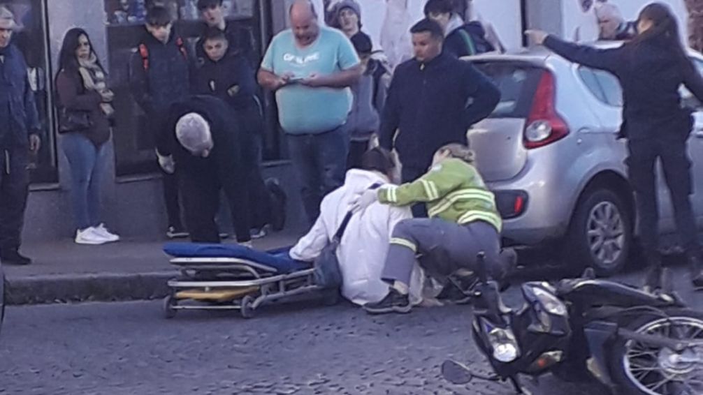 Motociclista sufrió la fractura en su pierna, tras choque con camioneta
