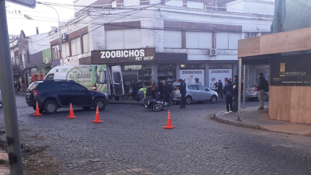 Motociclista sufrió la fractura en su pierna, tras choque con camioneta