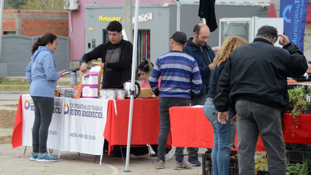 Mucha gente aprovechó las ofertas del Mercado Alimenticio Barrial en Maggiori