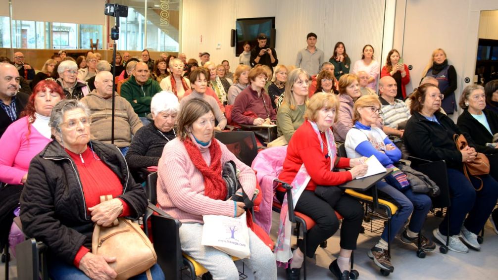 Adultos mayores participaron de una jornada sobre ciberseguridad