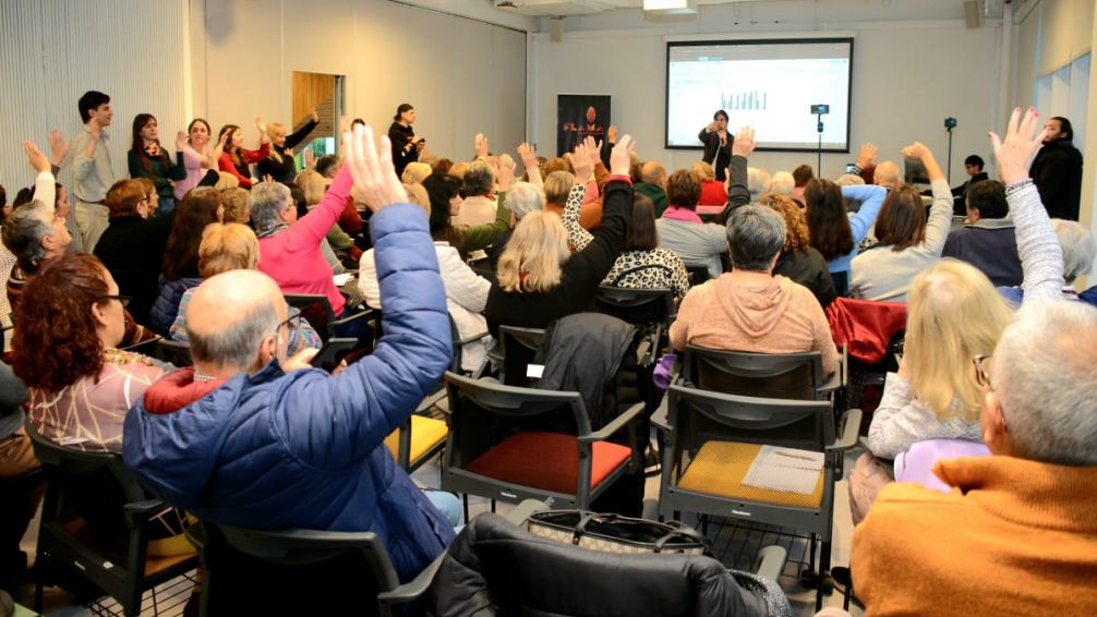 Adultos mayores participaron de una jornada sobre ciberseguridad