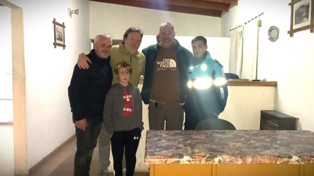 Un grupo de vecinos entregó mobiliario a la comisaría del barrio de Villa Aguirre