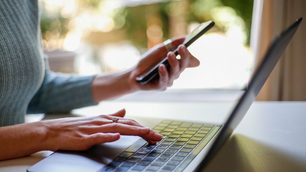 Eliminaron todos los topes que impedían aumentos de tarifas de internet, celulares y cable