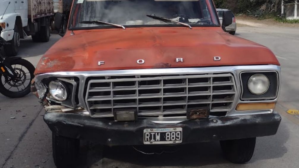 Camioneta y moto chocaron en Buzón y 25 de mayo