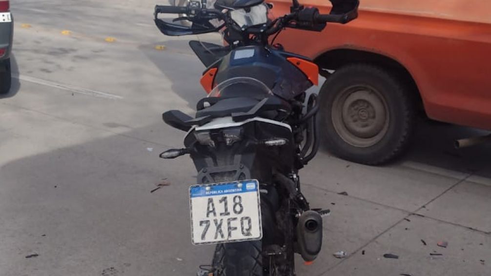 Camioneta y moto chocaron en Buzón y 25 de mayo