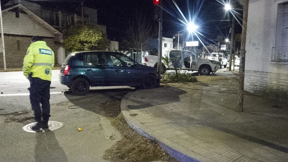 Patrullero y automóvil chocaron en Santamarina y Constitución