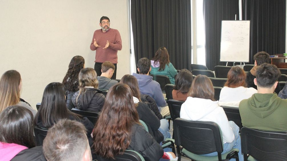 Alumnos de la UNICEN participaron de una charla en la Usina de Tandil
