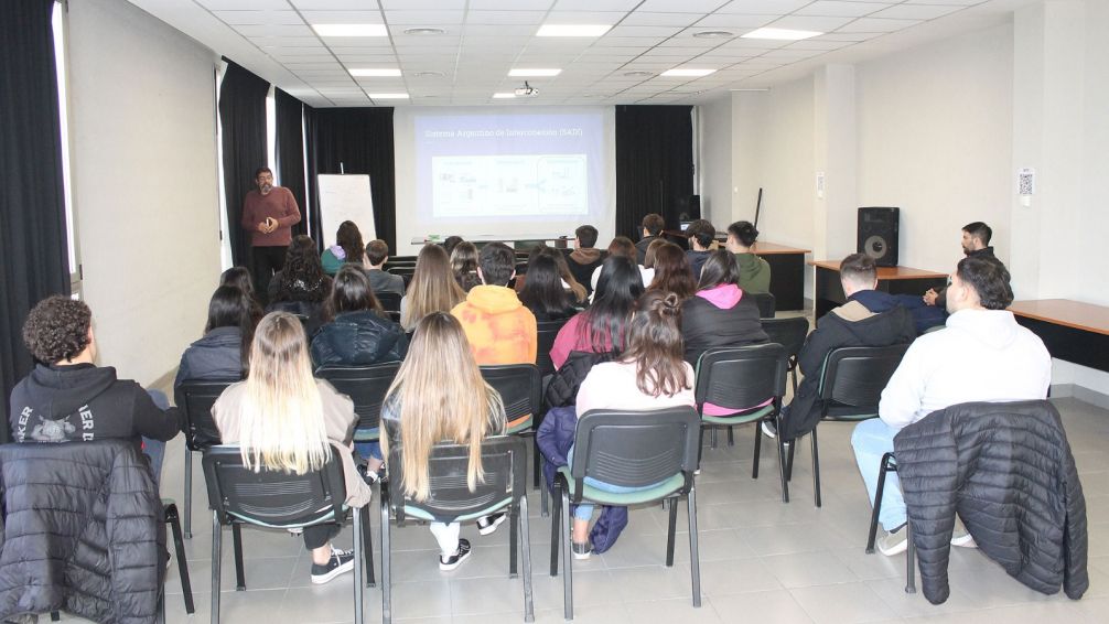 Alumnos de la UNICEN participaron de una charla en la Usina de Tandil