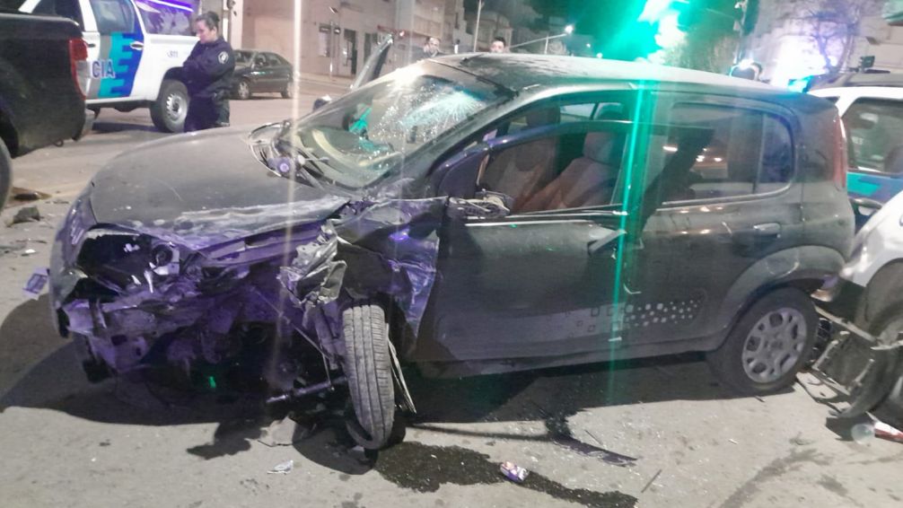 Choque involucró a auto, camioneta y patrullero
