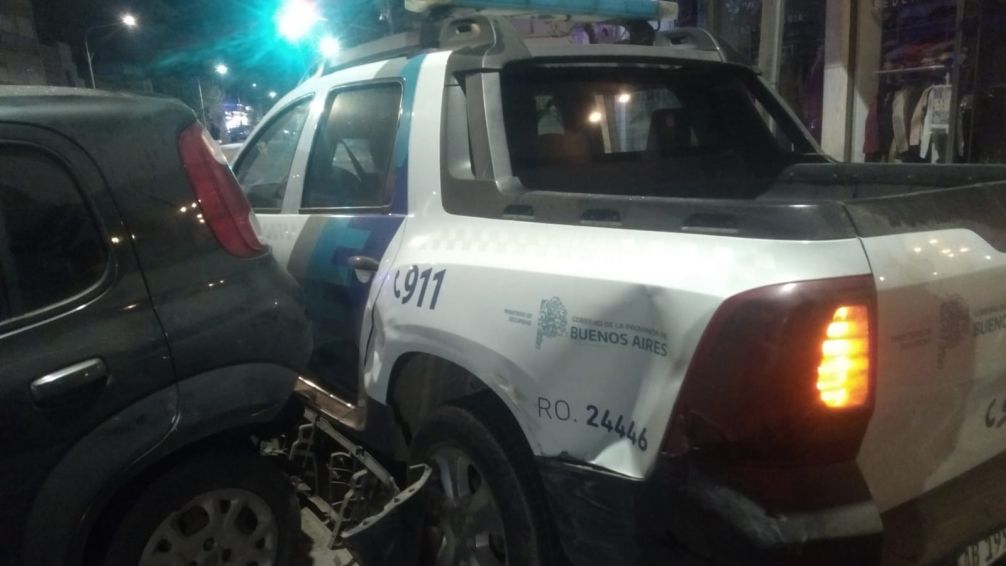 Choque involucró a auto, camioneta y patrullero
