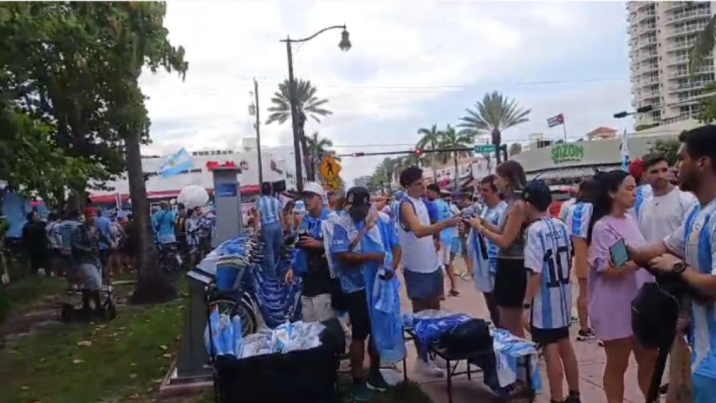 Los hinchas argentinos realizan el último banderazo previo a la final