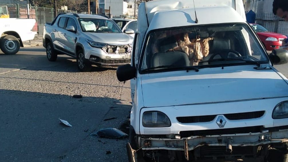 Utilitario y camioneta chocaron en Figueroa y Murature