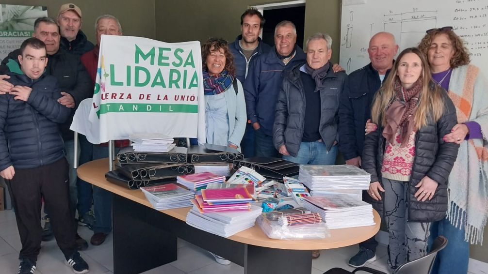 En nombre de Juan Petrucci, amigos y familiares hicieron una donación de útiles