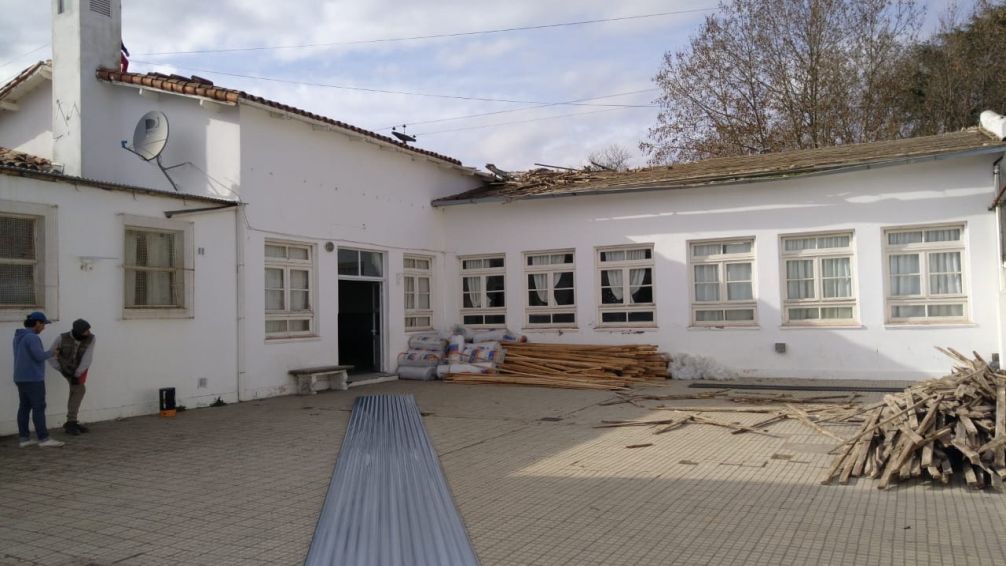 El Municipio avanza con la obra de recambio de techos de la Escuela Primaria de Vela