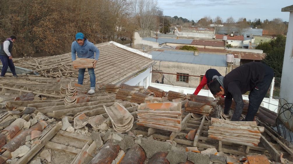 El Municipio avanza con la obra de recambio de techos de la Escuela Primaria de Vela