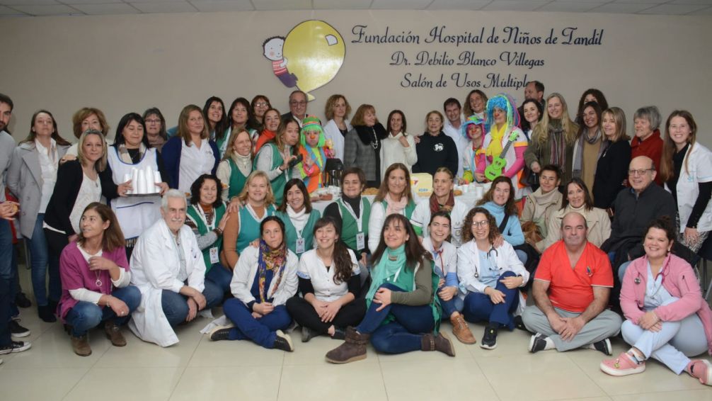 Lunghi y la viuda de Blanco Villegas visitaron el Hospital de Niños, celebrando un nuevo aniversario del nosocomio
