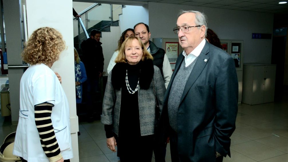 Lunghi y la viuda de Blanco Villegas visitaron el Hospital de Niños, celebrando un nuevo aniversario del nosocomio