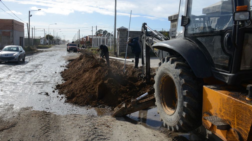 Avanzan las obras en las redes de cloacas y agua en diferentes barrios