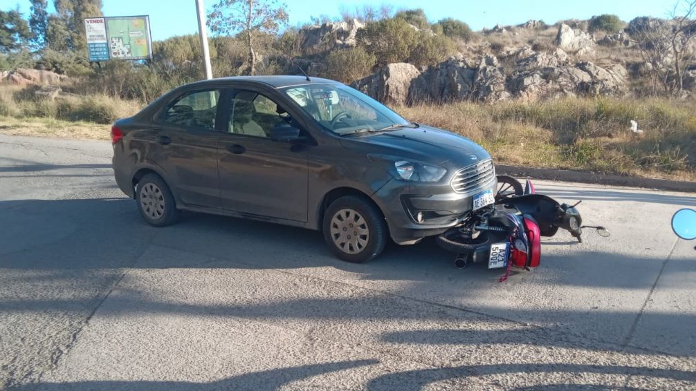Un auto chocó con una moto en Paseo de los Andes y Juldain