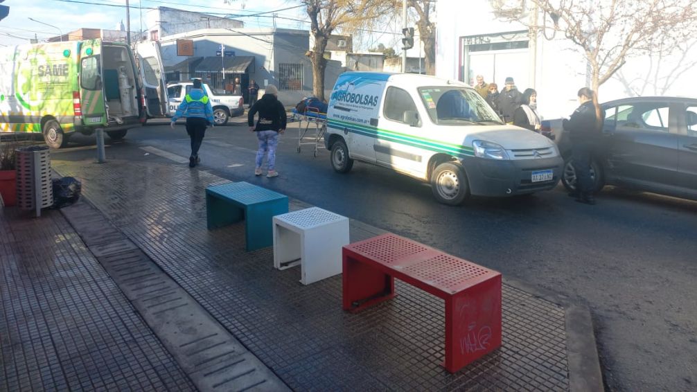 Una mujer sufrió diversas lesiones al caer pesadamente al pavimento