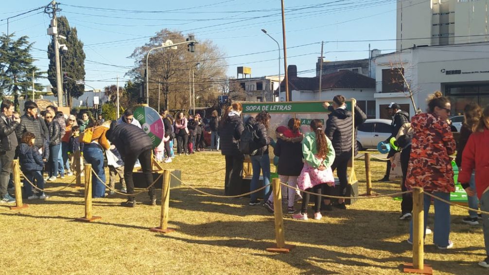 Cientos de niños disfrutaron de un Encuentro Cultural en la Plaza 25 de Mayo