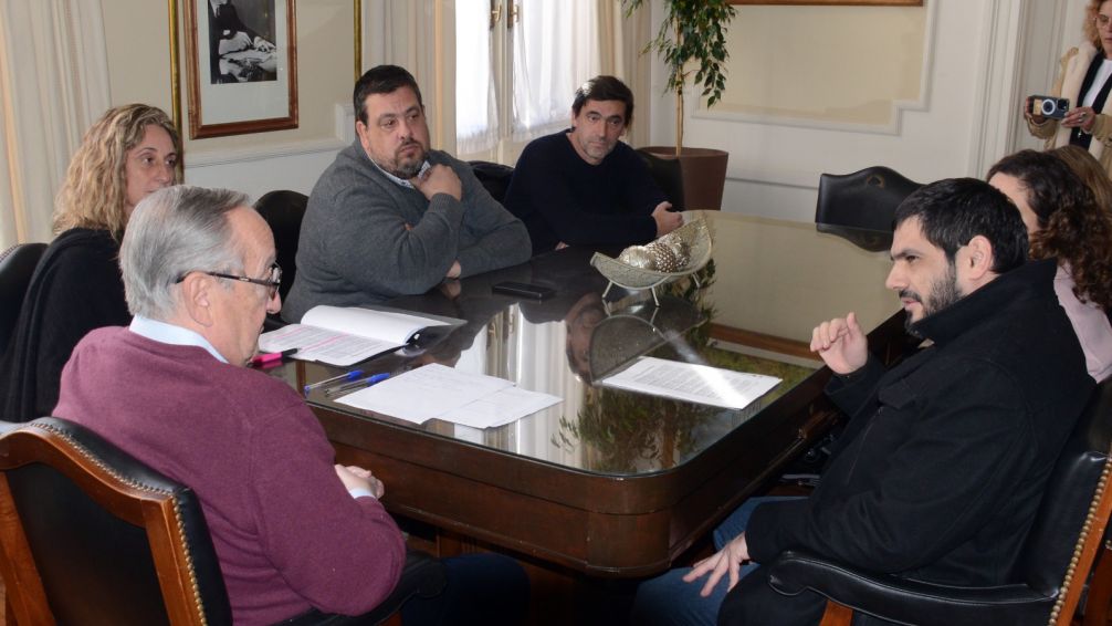 El intendente Lunghi recibió en su despacho al presidente del IOMA, Homero Giles