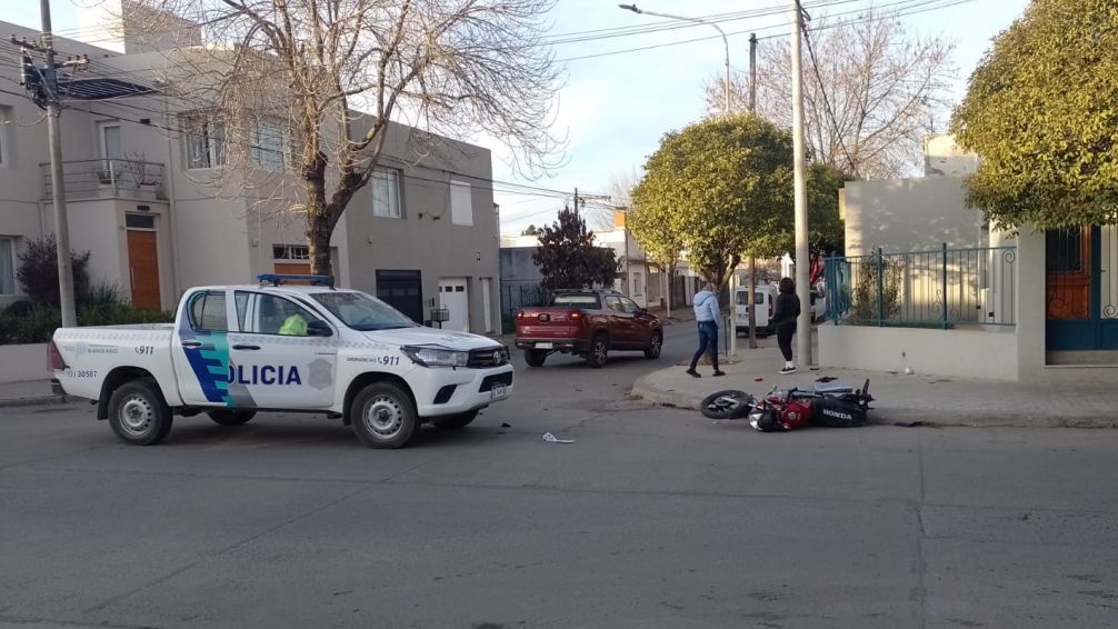 Un hombre trasladado al Hospital luego del choque de un camioneta y una moto