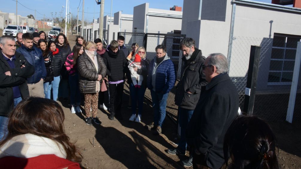 Coordinaron detalles de la entrega de las 24 viviendas en el Barrio Arco Iris