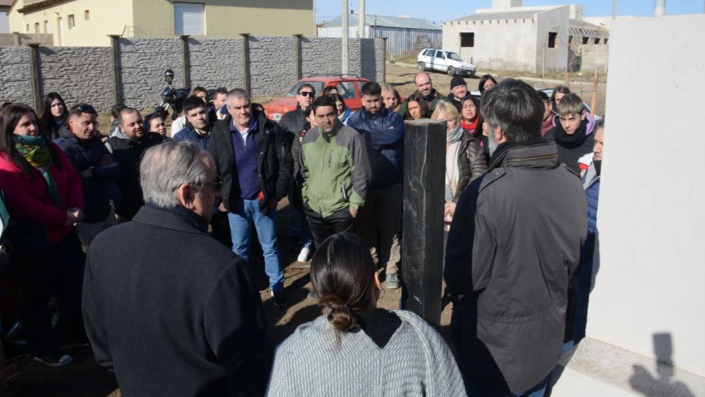 Coordinaron detalles de la entrega de las 24 viviendas en el Barrio Arco Iris