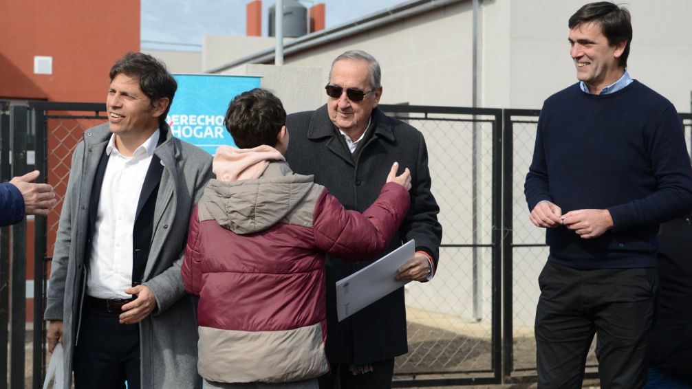 El Gobernador y el Intendente entregaron las 24 viviendas del Barrio Arco Iris