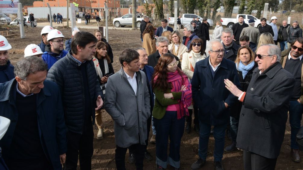 El Gobernador y el Intendente entregaron las 24 viviendas del Barrio Arco Iris