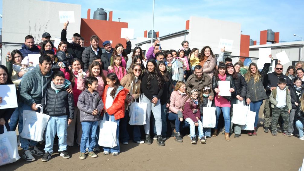El Gobernador y el Intendente entregaron las 24 viviendas del Barrio Arco Iris