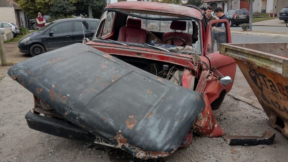 Una camioneta chocó con un auto estacionado y un contenedor