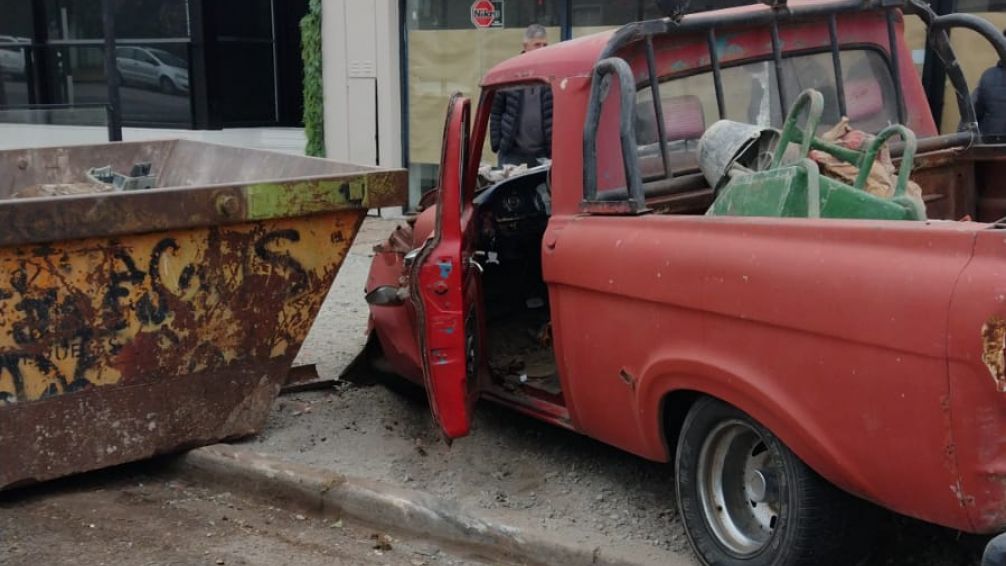Una camioneta chocó con un auto estacionado y un contenedor