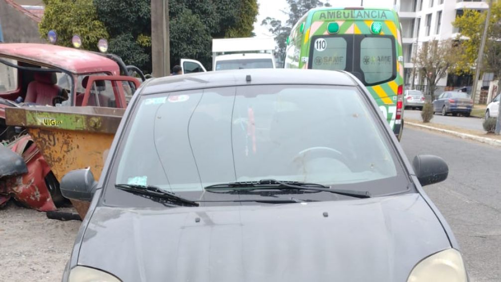 Una camioneta chocó con un auto estacionado y un contenedor